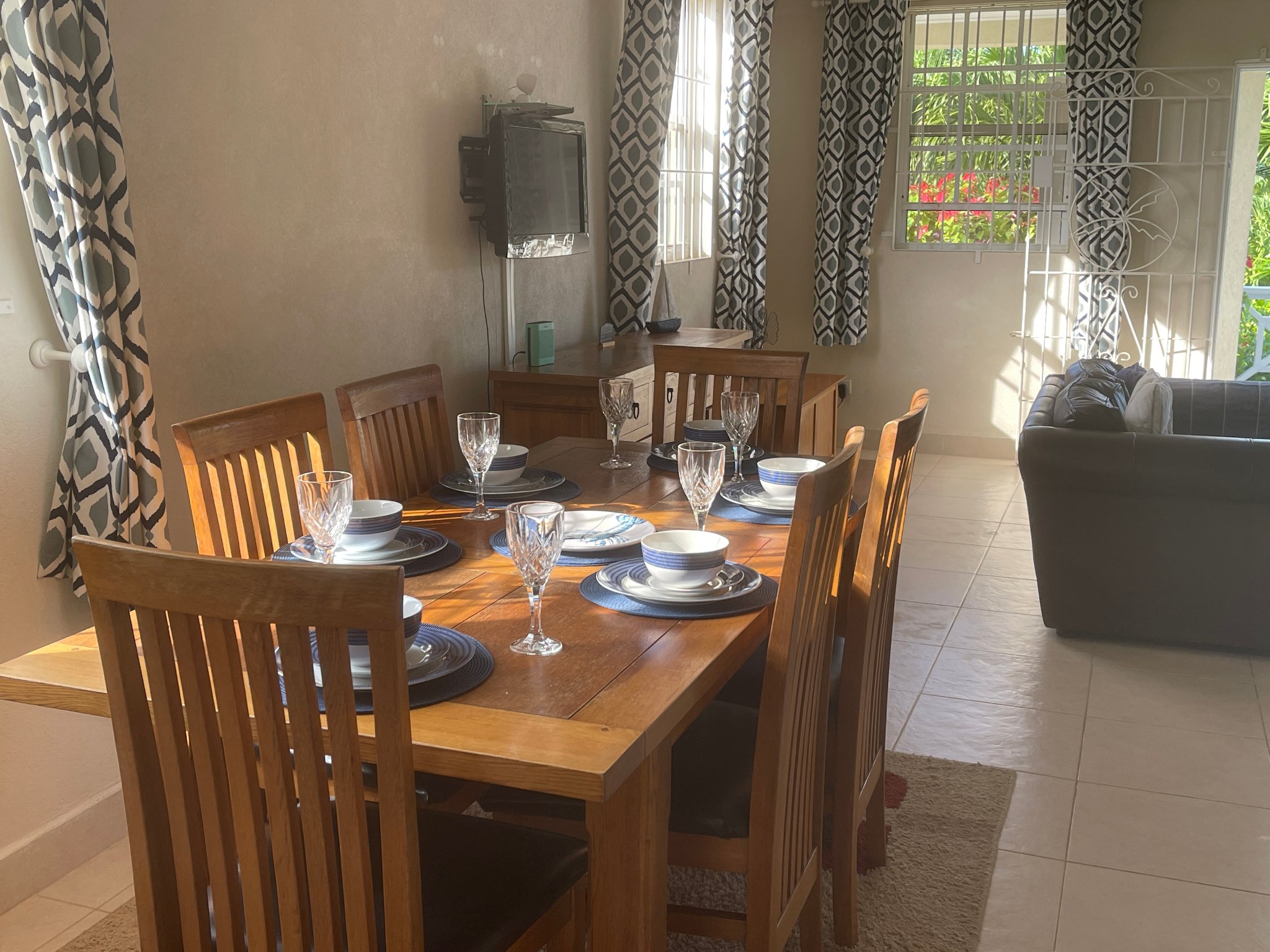 Holland Park Villa dining room with large wooden table set for 6 guests